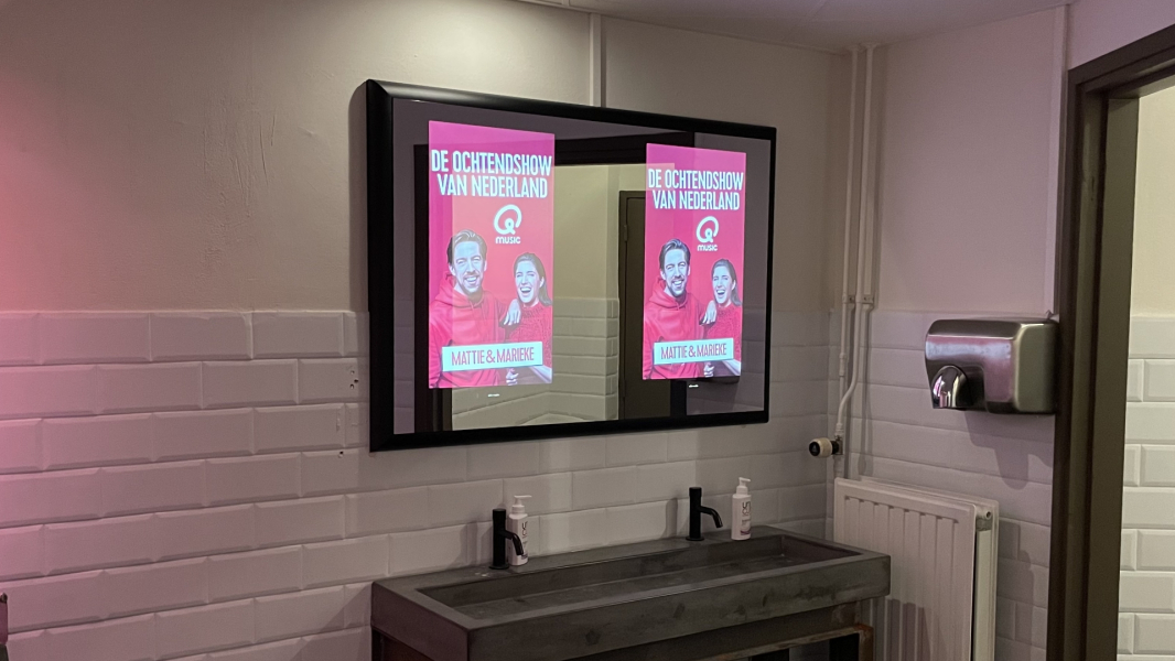 Restroom-invite-mirror-dooh-digital-advertising2